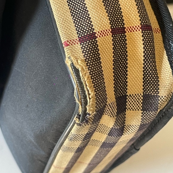 AUTHENTIC CROSSBODY BURBERRY BAG (UNISEX) - Picture 13 of 16